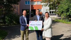 Übergabe des ersten Mieter-Tickets