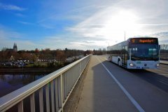 Bus Linie 17 auf Donaubrücke